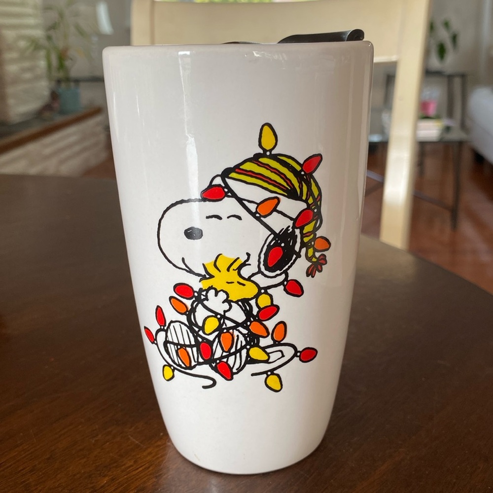 Modern Gourmet Foods go cup/mug Peanuts/Snoopy and Woodstock Christmas lights.